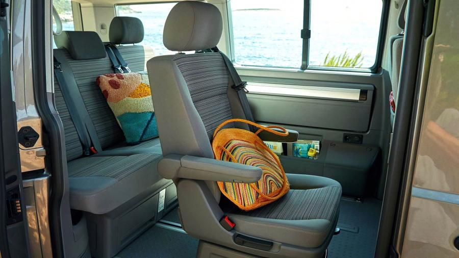 Интерьер Volkswagen California Beach (T6.1) 2019 года  (фото 3 из 6)